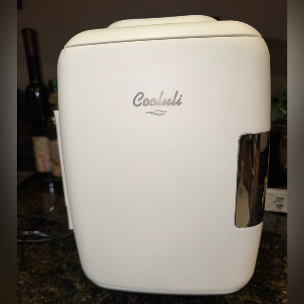 Cooluli White Mini Fridge for Car, Office, Dorm, Desk, Like New - Picture 4 of 11